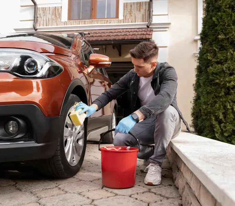 Lavage auto à domicile Férolles-Attilly : professionnel intervenant sur un véhicule